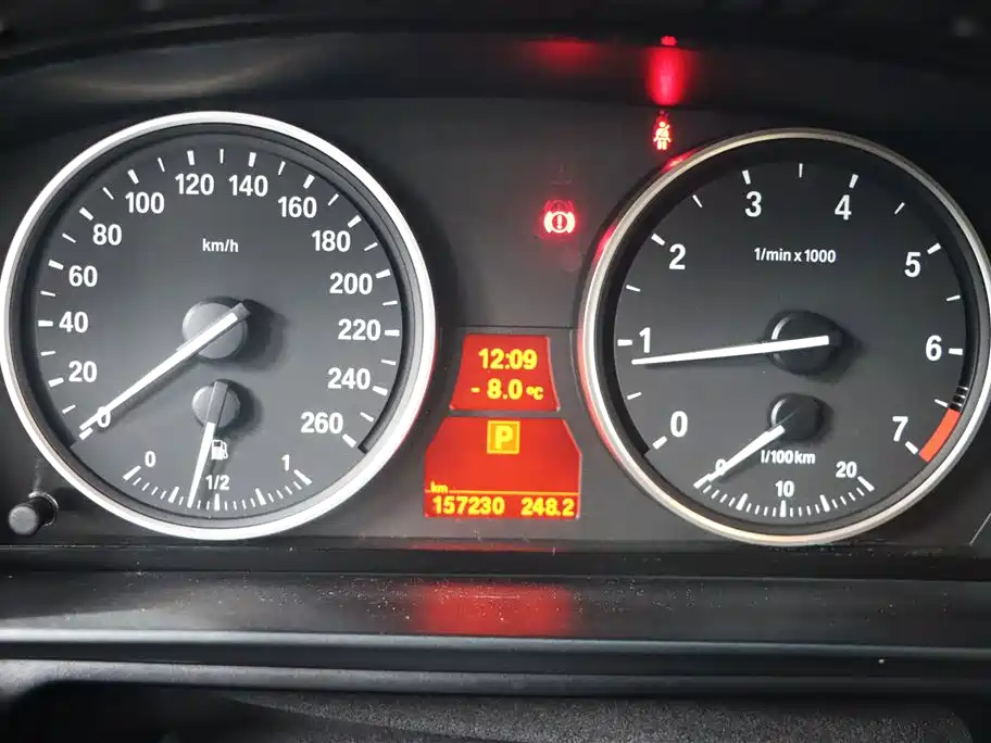 BMW 5 Series 2010 520Li Leading фото 20