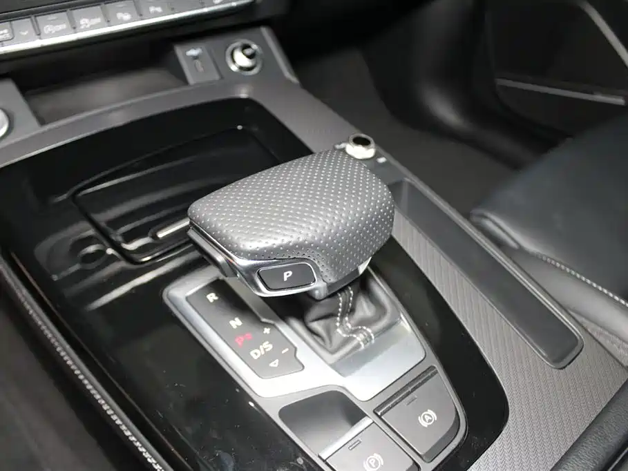 Audi Q5L 2025 45th Anniversary Edition 45 TFSI Luxury Sport фото 12