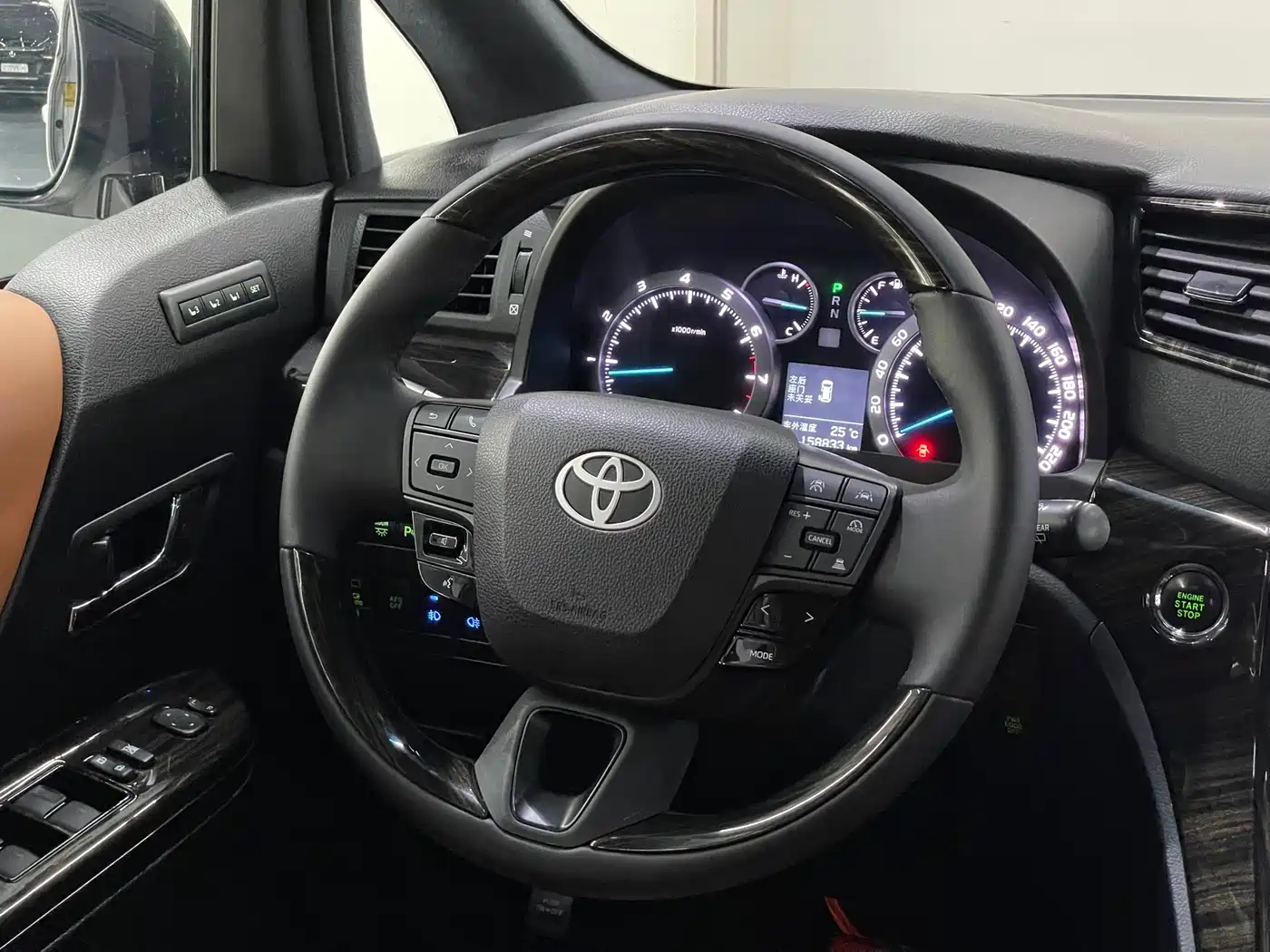 Toyota Alphard фото 11