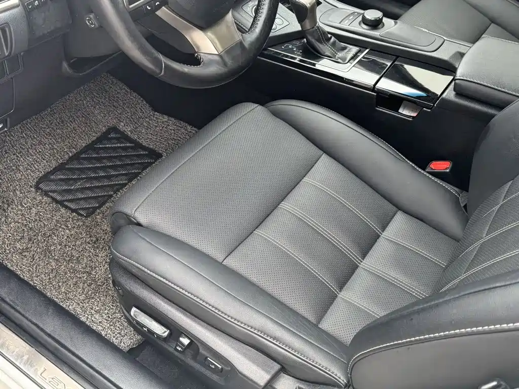 Фото 9 - Lexus ES