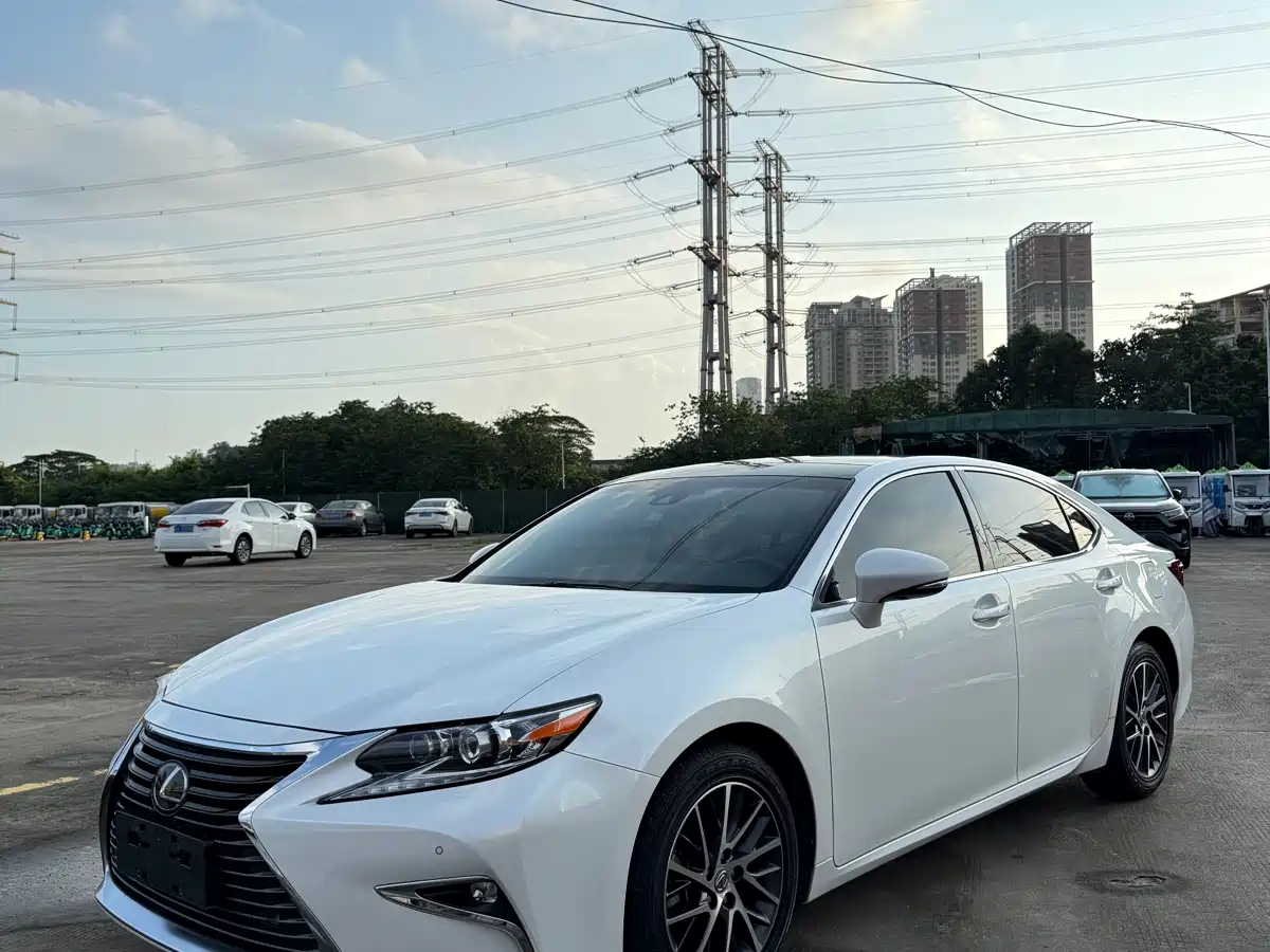 Фото 1 - Lexus ES