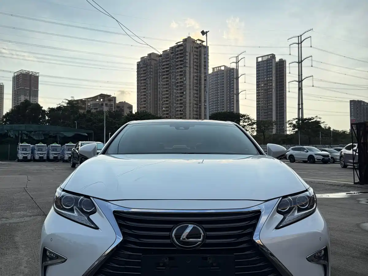 Фото 2 - Lexus ES