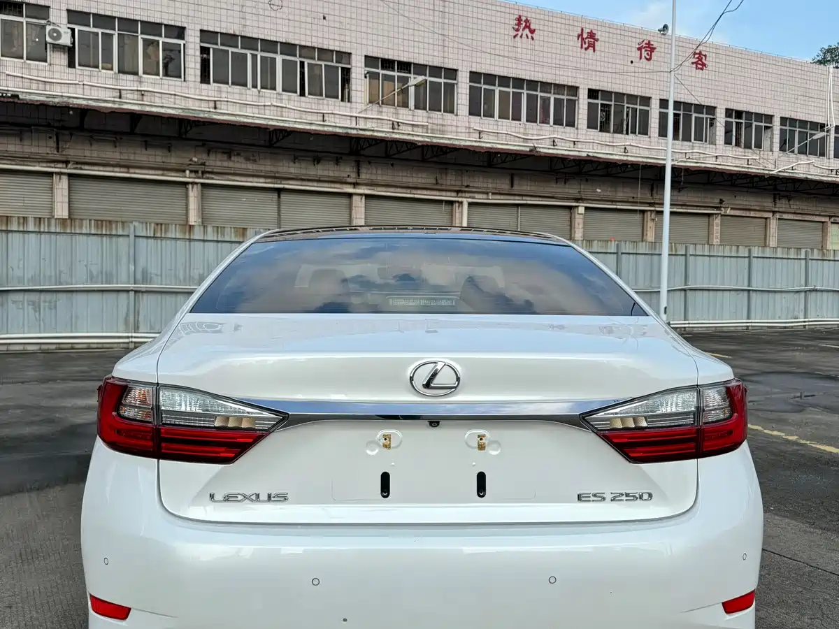 Фото 10 - Lexus ES