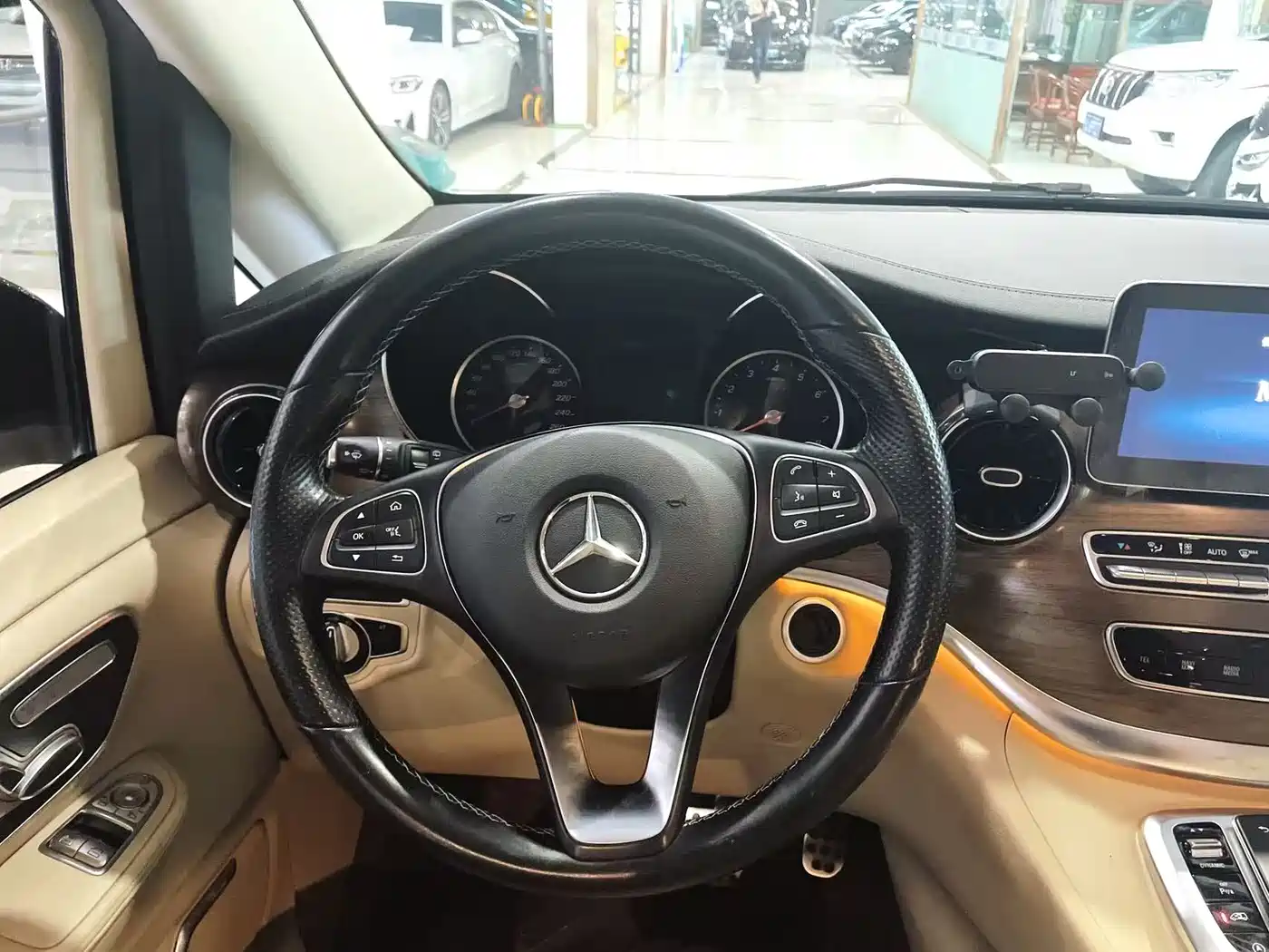 Mercedes-Benz V-Class 2020 Model V 260 L Long Wheelbase Luxury фото 9