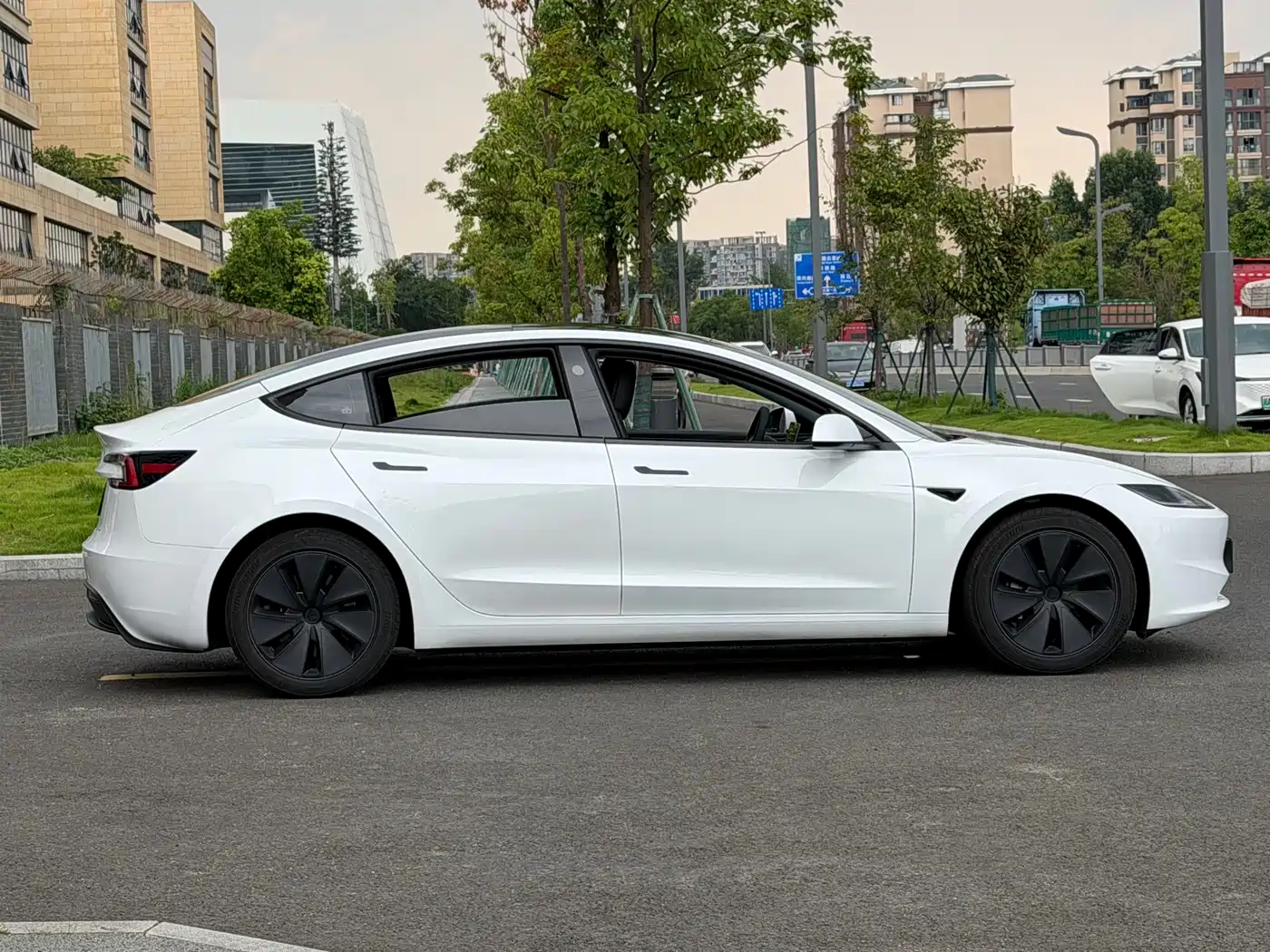 Tesla Model 3 2026 2025 Model Year Facelift Rear-Wheel Drive
