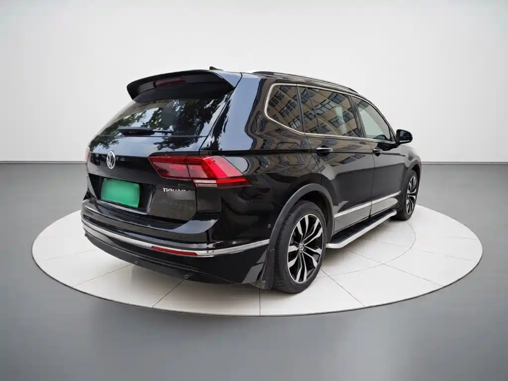 Photo 4 - Volkswagen Tiguan L