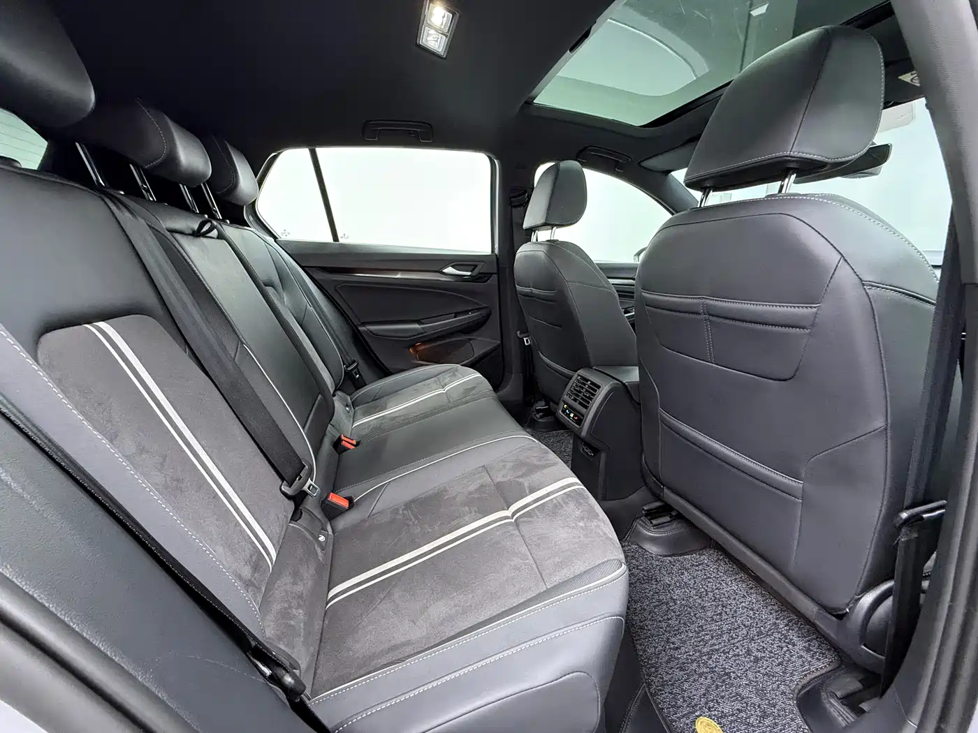Volkswagen Golf 2023 Model 280TSI DSG R-Line фото 12