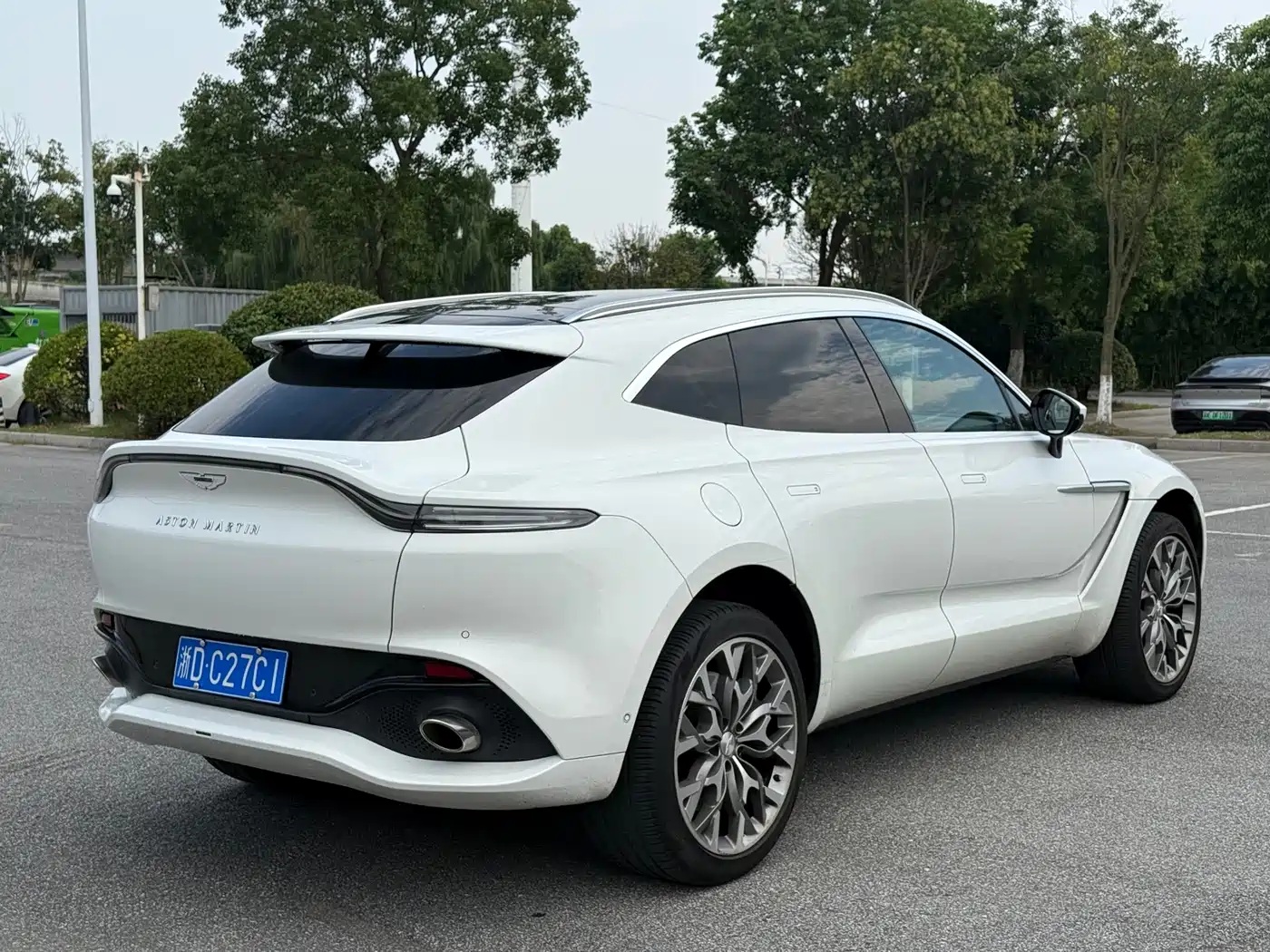 Photo 5 - Aston Martin DBX