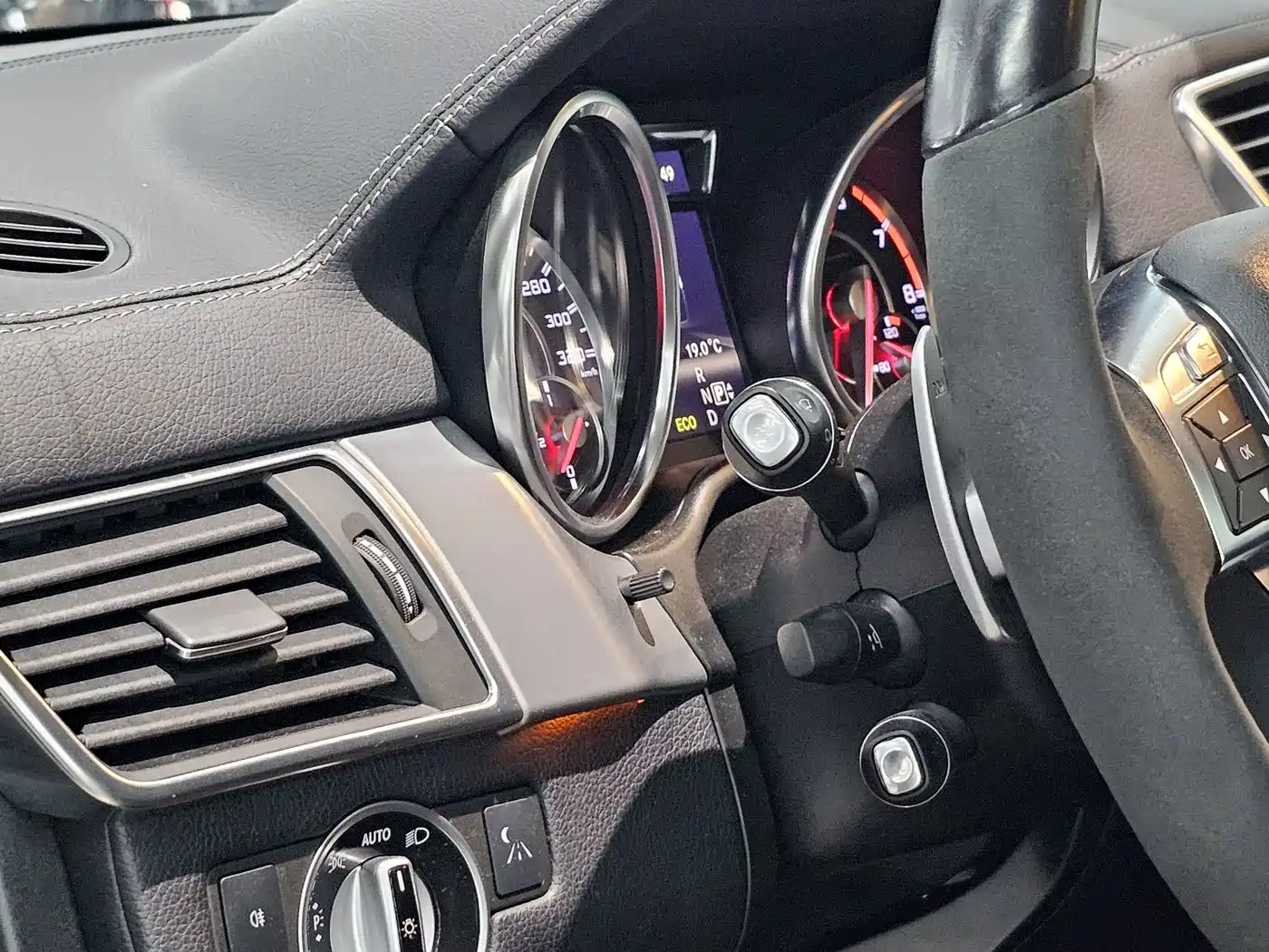 Mercedes-Benz M-Class AMG 2012 AMG ML 63 фото 11