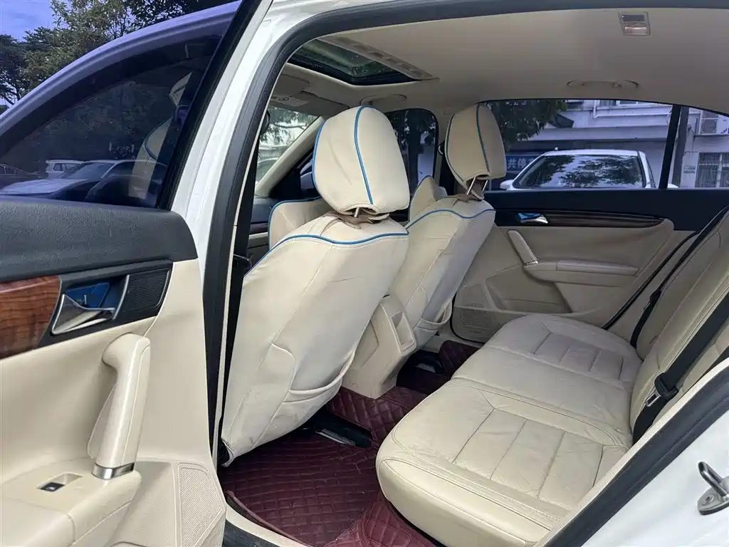 Volkswagen Lavida 2013 1.6L Automatic Comfort Edition фото 10