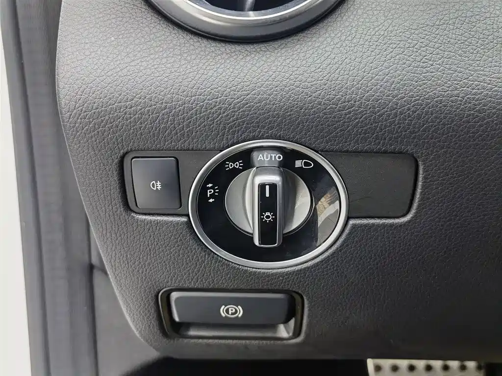 Mercedes-Benz SLC 2018 SLC 260 Dynamic фото 21