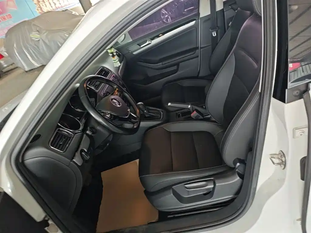 Volkswagen Sagitar 2018 1.6L Automatic Comfort фото 15