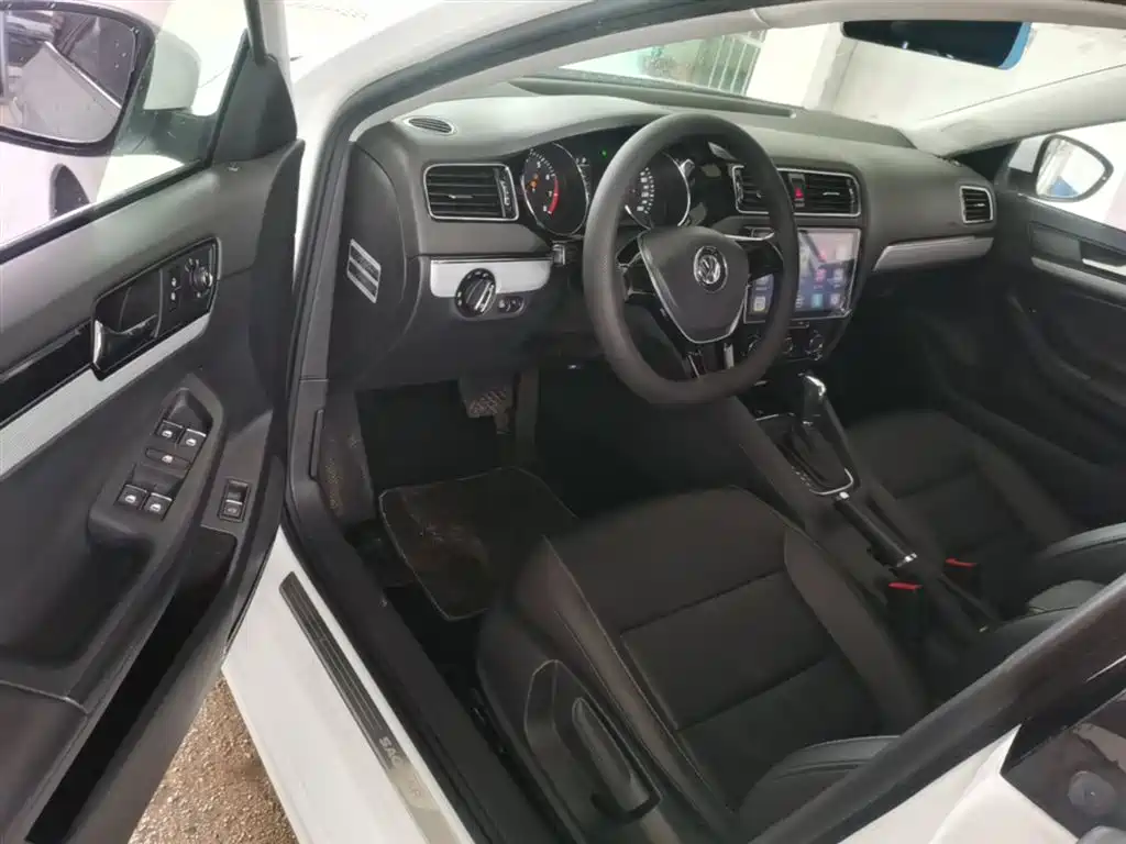 Volkswagen Sagitar 2015 1.6L Automatic Comfort фото 16