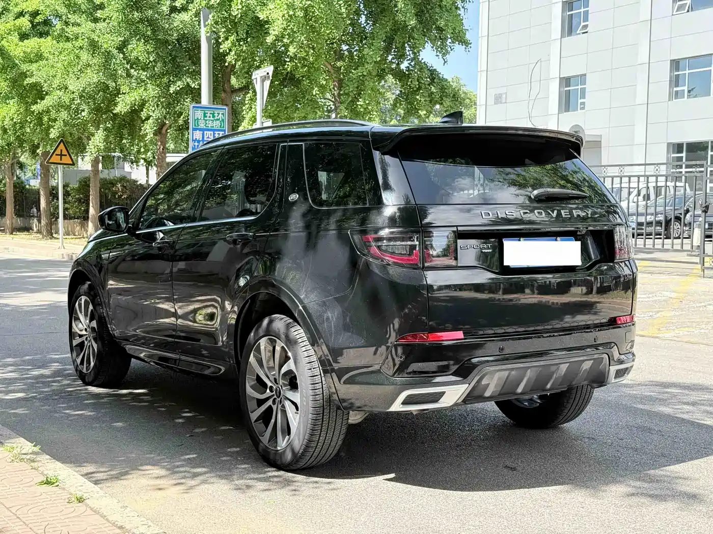 Land Rover Discovery Sport 2022 Model 249PS R-Dynamic S Performance Edition 5-Seater фото 5