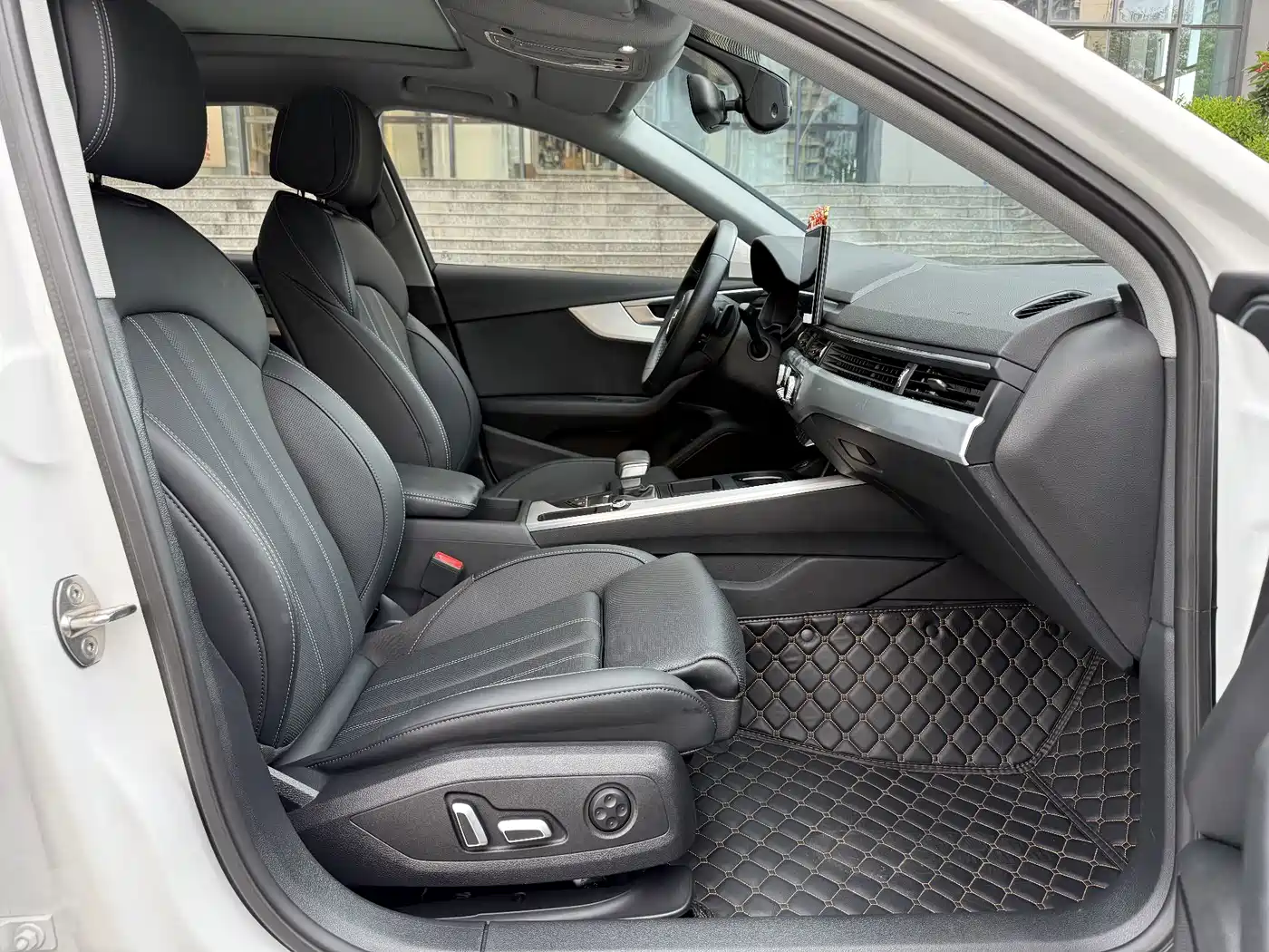 Audi A4L 2025 2025 2 Million Celebration Edition 40 TFSI Fashion Dynamic