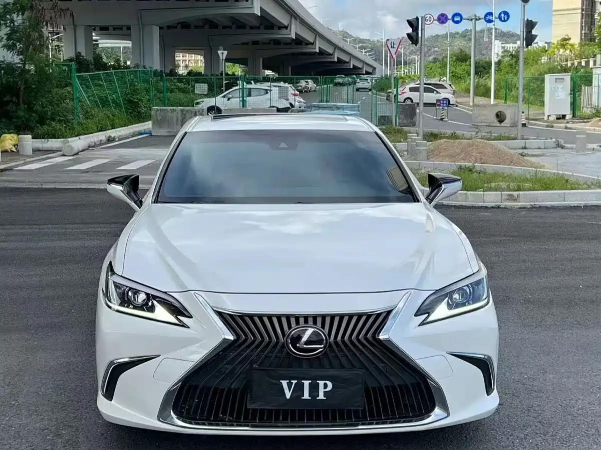 Фото 2 - Lexus ES