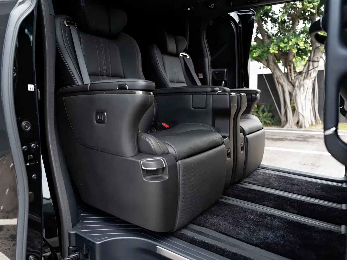 Lexus LM 2020 300h Seven-Seater Elegance Edition фото 11