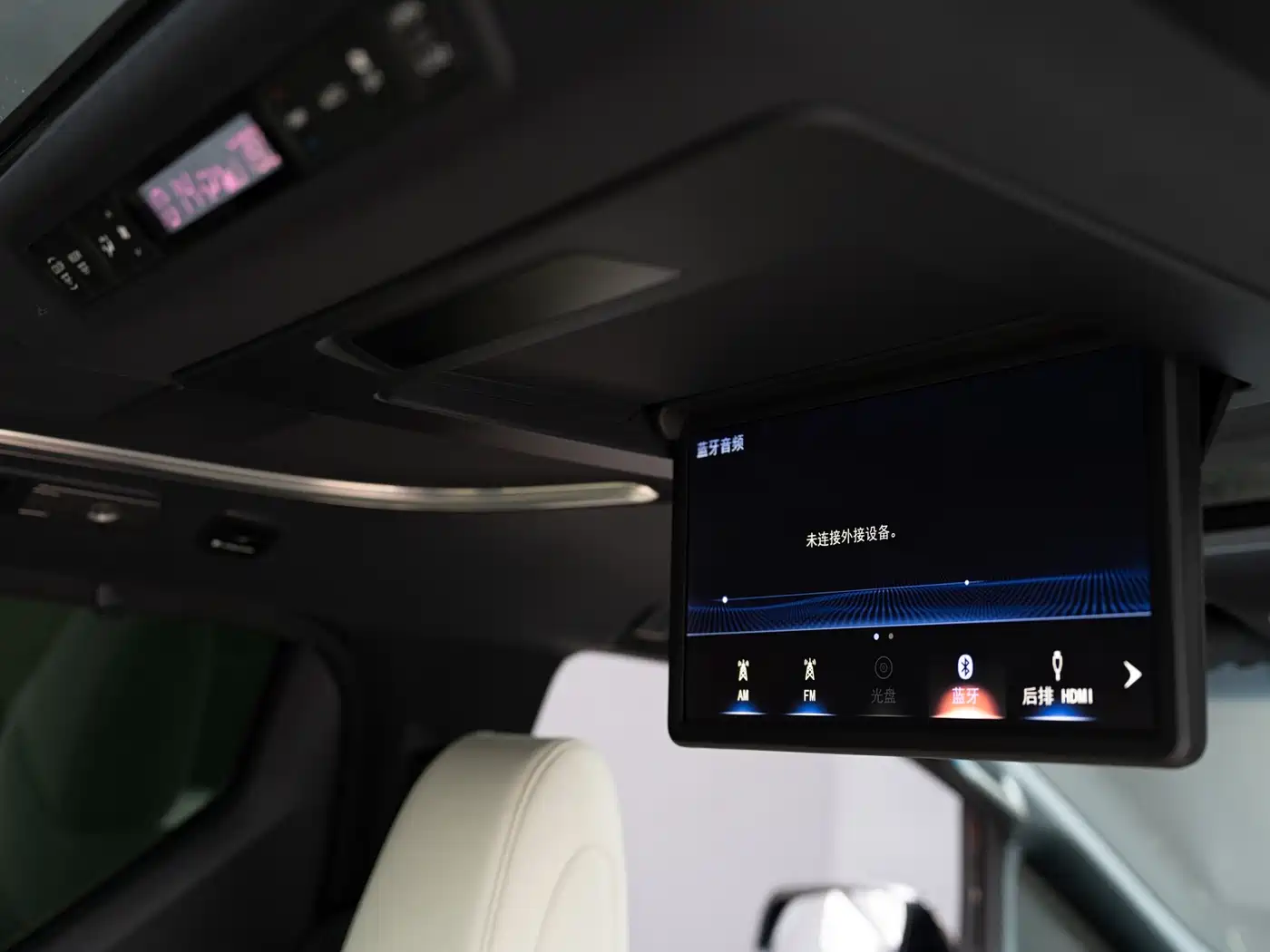 Lexus LM 2020 300h Seven-Seater Elegance Edition фото 13