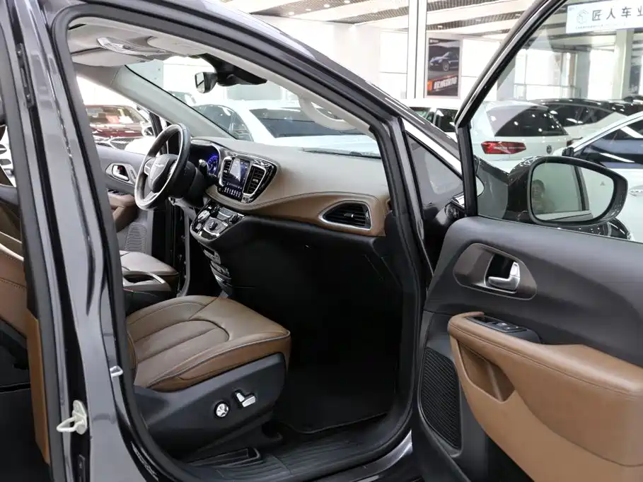 Chrysler Grand Voyager (Import) 2019 2017 3.6L Premium Edition