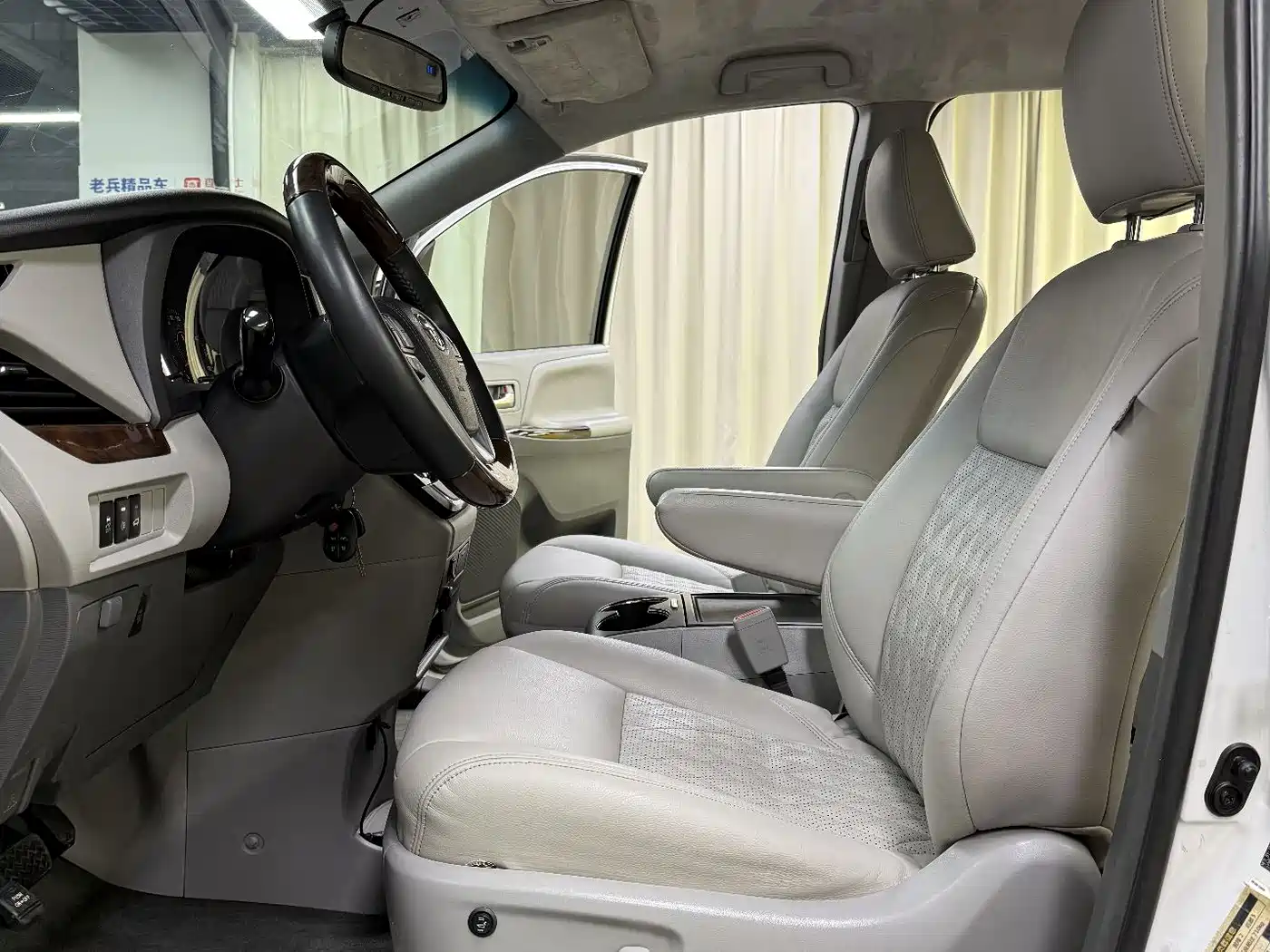 Toyota Sienna 2015 3.5L 4WD L фото 15