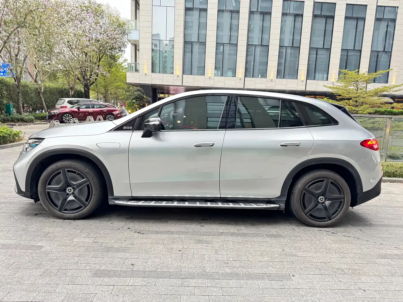 MERCEDES-BENZ EQE SUV