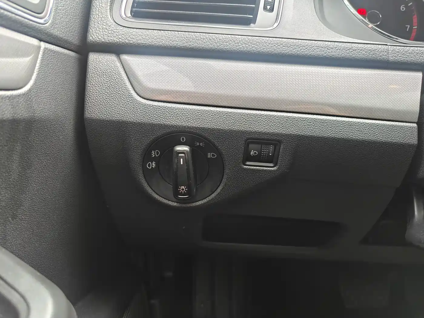 Volkswagen Lavida 2015 1.6L Automatic Comfort Edition фото 14