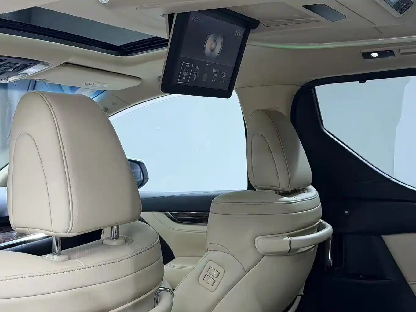 Toyota Vellfire 2019 Hybrid 2.5L HV Luxury Edition фото 9