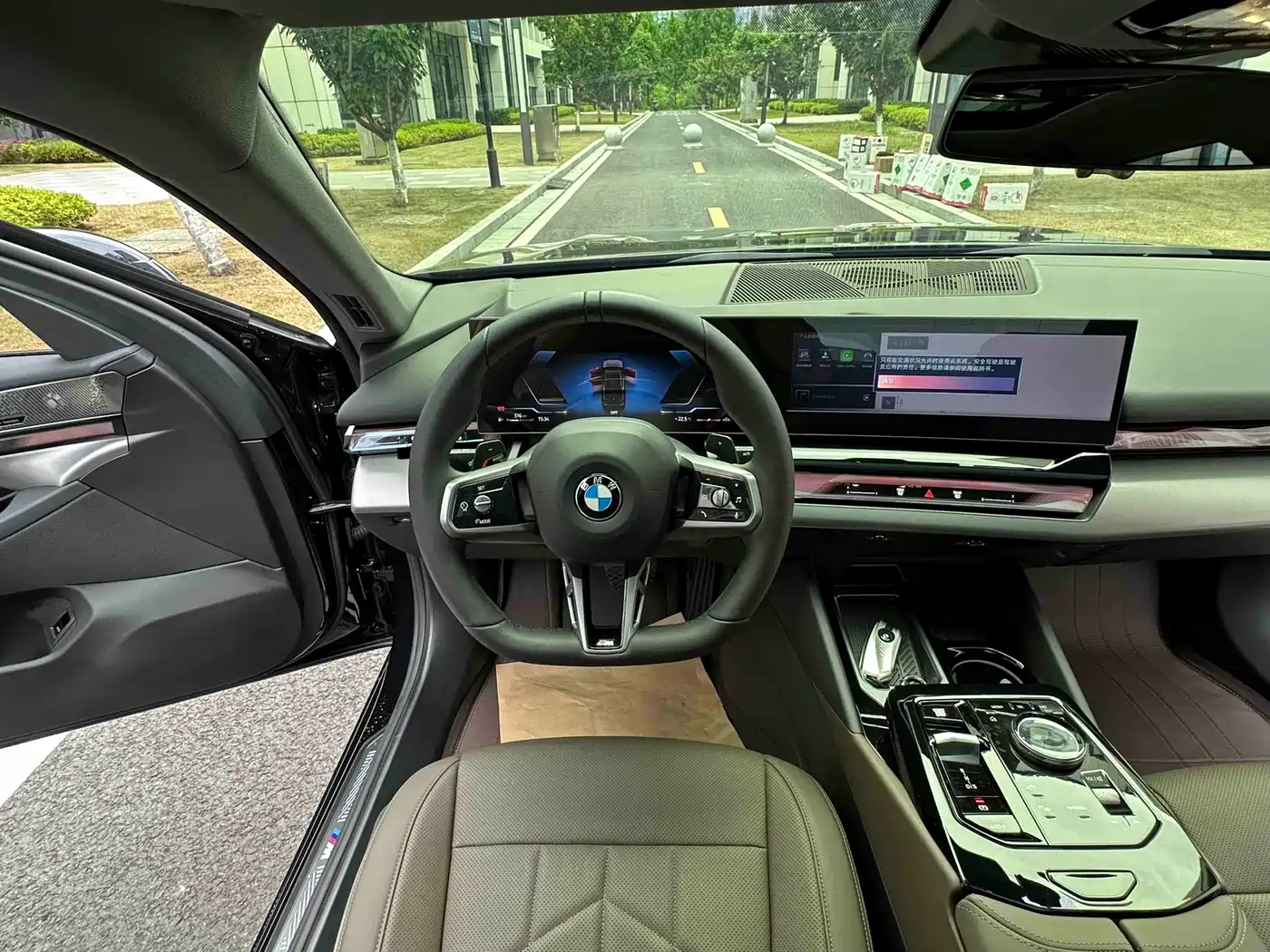 BMW 5 Series 2025 530Li Leading M Sport Package фото 28
