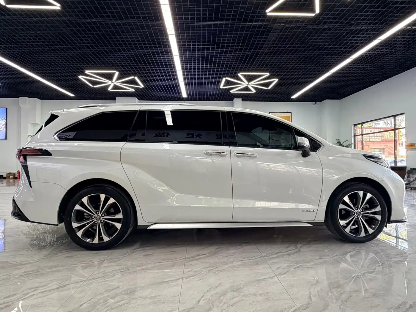 Toyota Granvia 2023 2.5L Hybrid Prestige PLUS Edition фото 6
