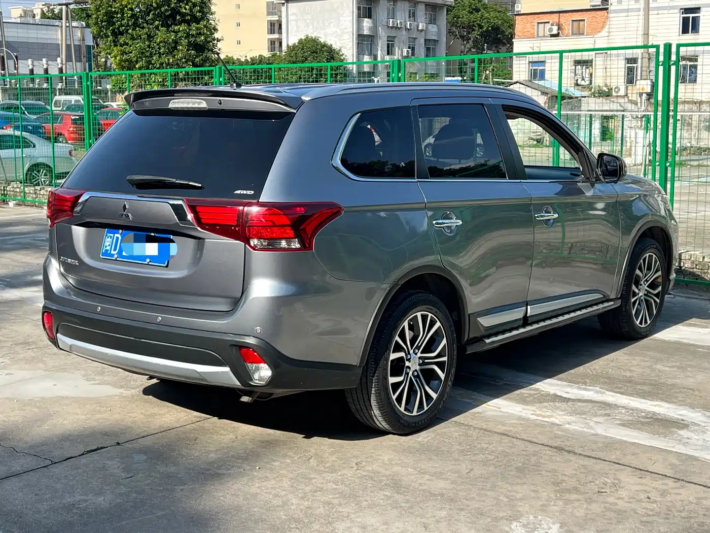 Mitsubishi Outlander (Import) 2016 2.4L 4WD Elite 7-seater фото 4
