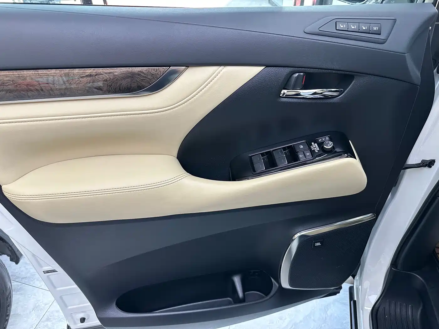 Toyota Vellfire 2021 Crown Hybrid 2.5L HV Premium Edition фото 4