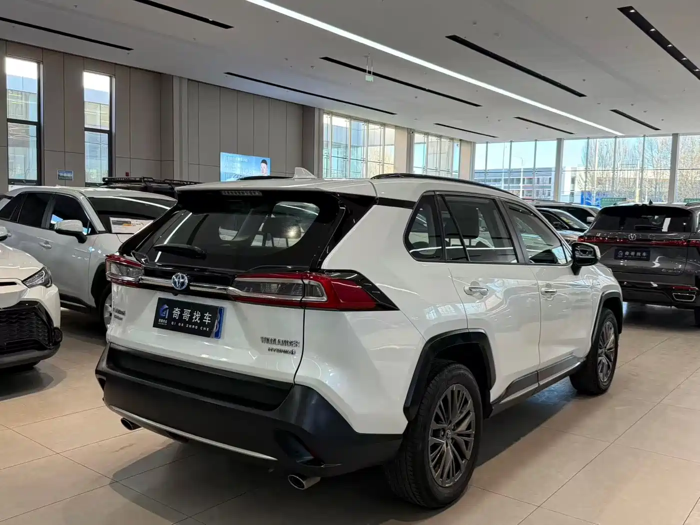 Toyota Wildlander 2023 Hybrid 2.5L E-CVT AWD Premium Edition фото 6