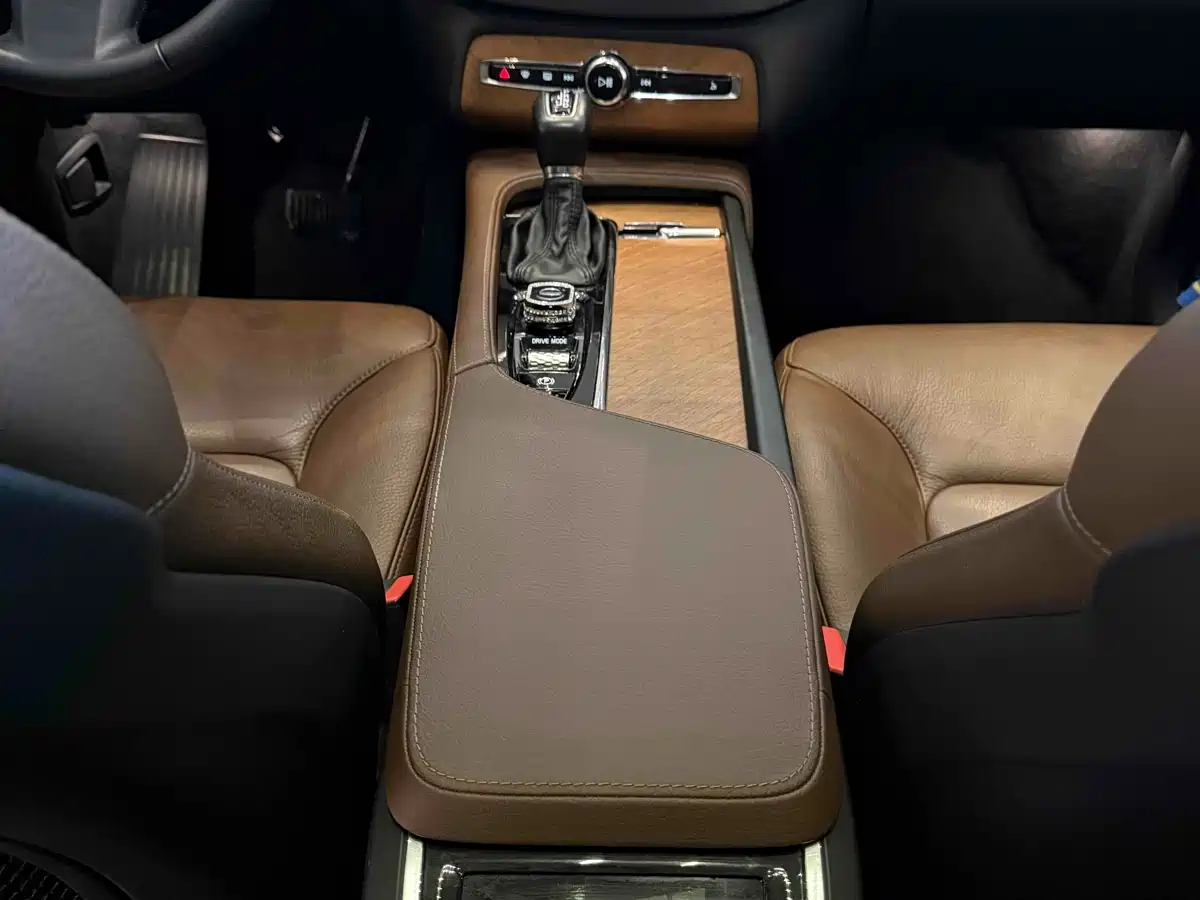 Volvo XC90 2020 Facelift T6 Momentum Luxury 7-Seater фото 10