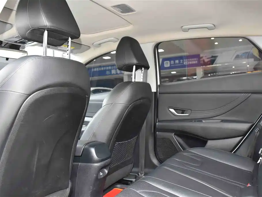 Hyundai Elantra 2021 1.5L CVT LUX Premium Edition фото 11