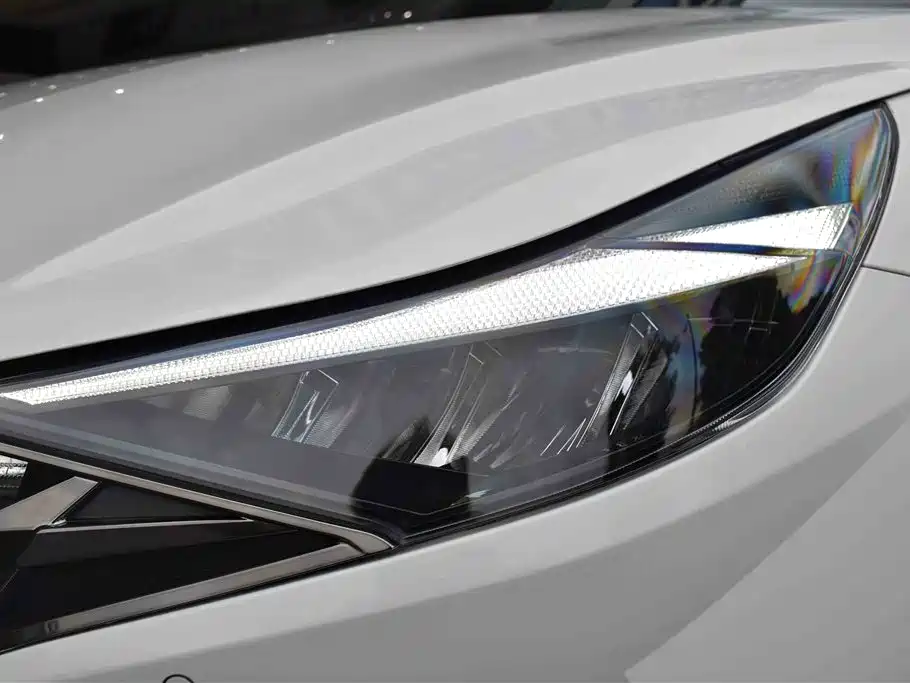 Hyundai Elantra 2021 1.5L CVT LUX Premium Edition фото 17