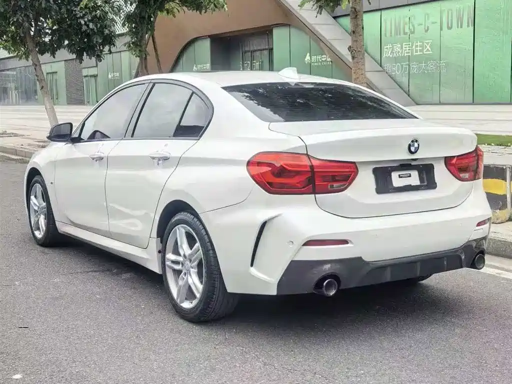 BMW 1 Series 2021 120i M Sport Shadow Edition фото 8