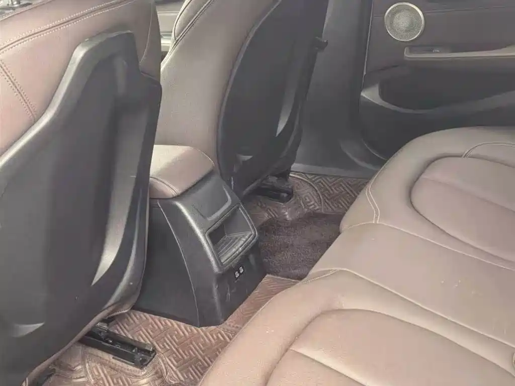 BMW 1 Series 2021 120i M Sport Shadow Edition фото 6