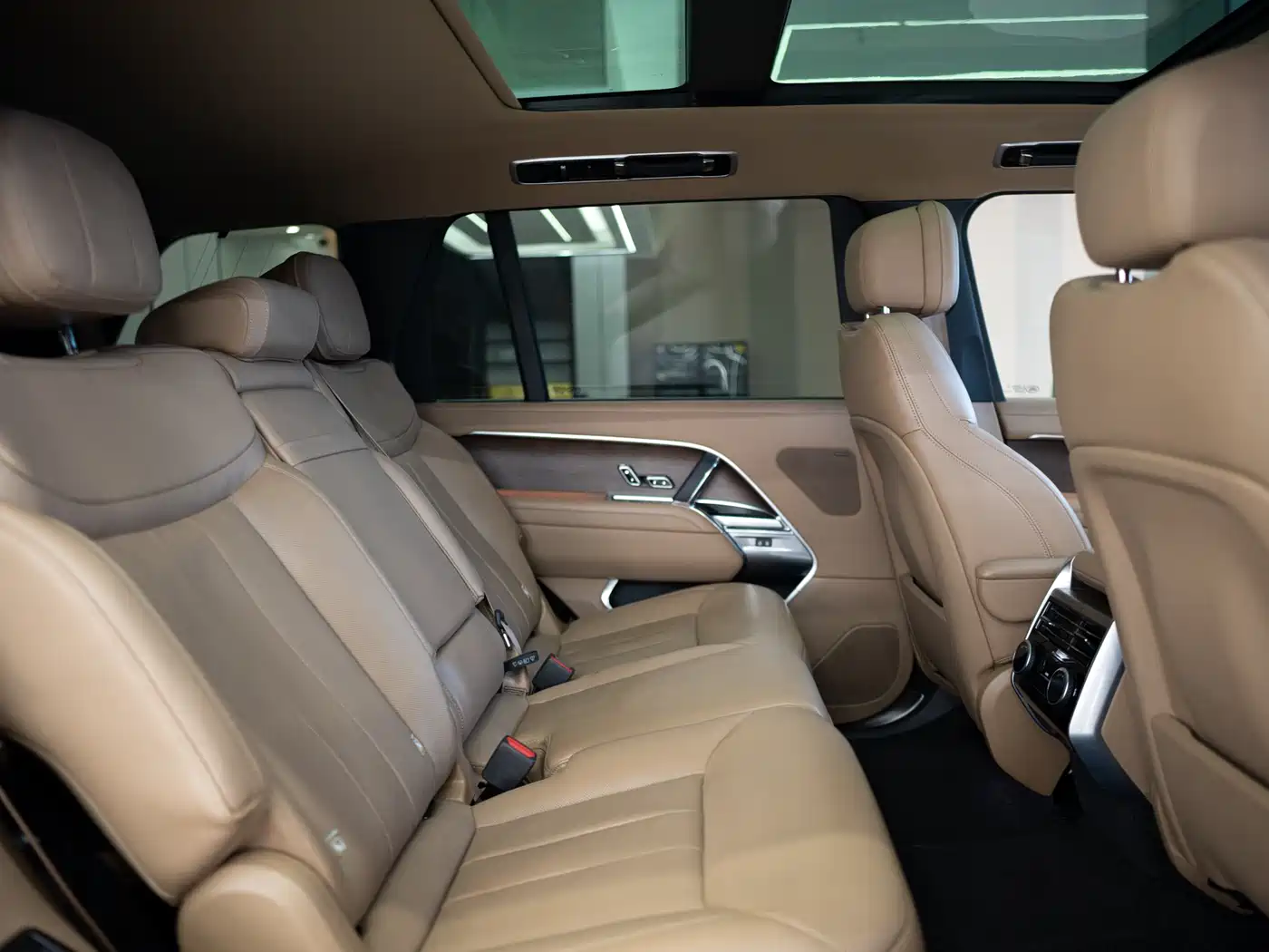 Land Rover Range Rover 2024 3.0 L6 400PS Golden Age Extended 7-Seater фото 14