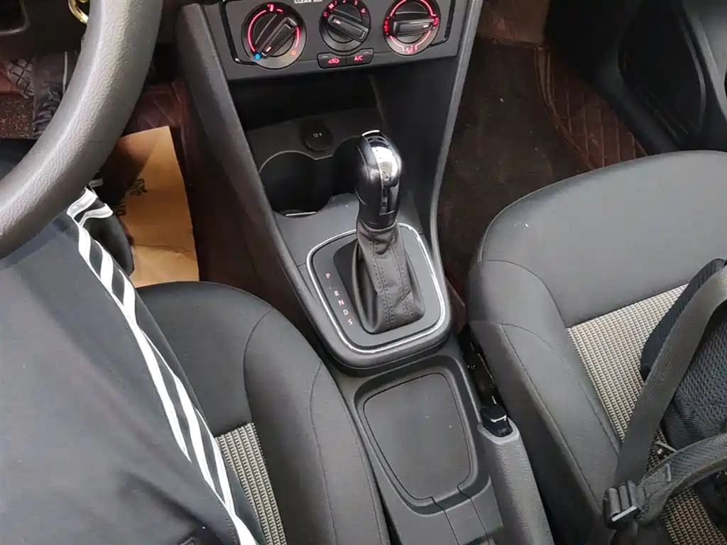 Volkswagen Polo 2016 1.4L Automatic Trend фото 14