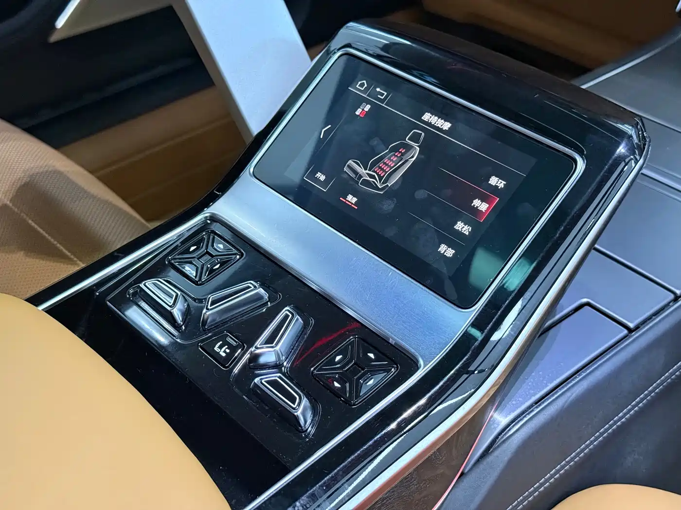 Photo 11 - Audi A8