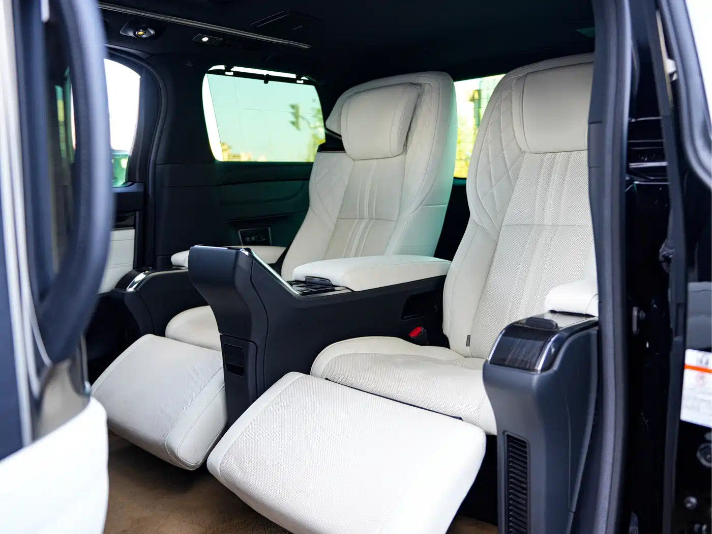 Lexus LM 2020 300h 4-Seat Imperial Edition фото 15