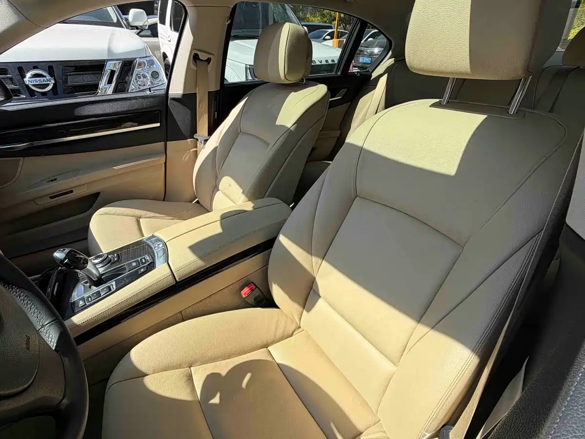 BMW 7 Series 2009 740Li Premium фото 8