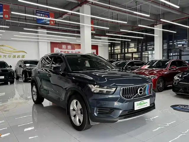 Volvo XC40 2022 Model T4 AWD Smart Drive Fashion Edition — фото 3