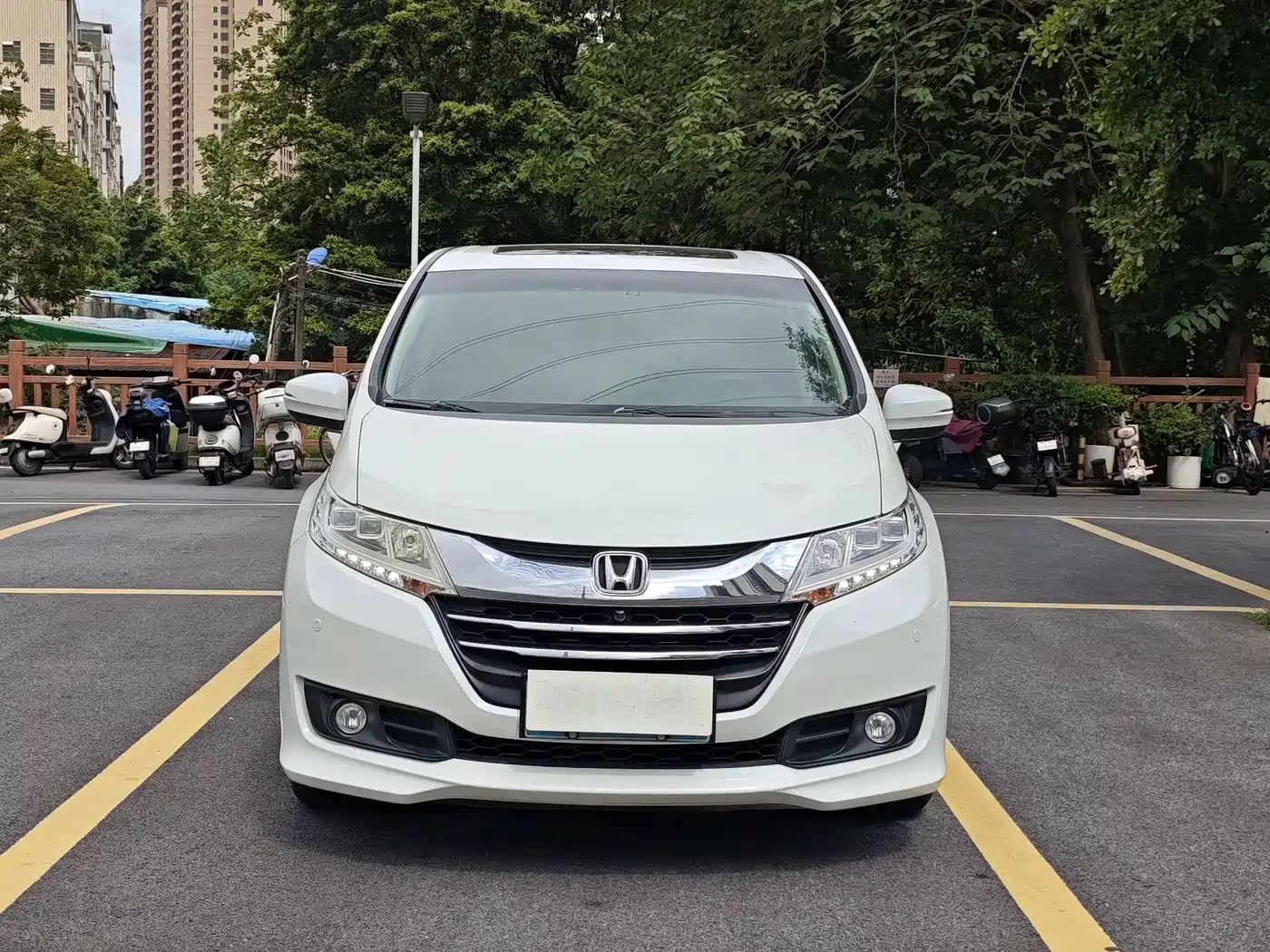 Photo 2 - Honda Odyssey
