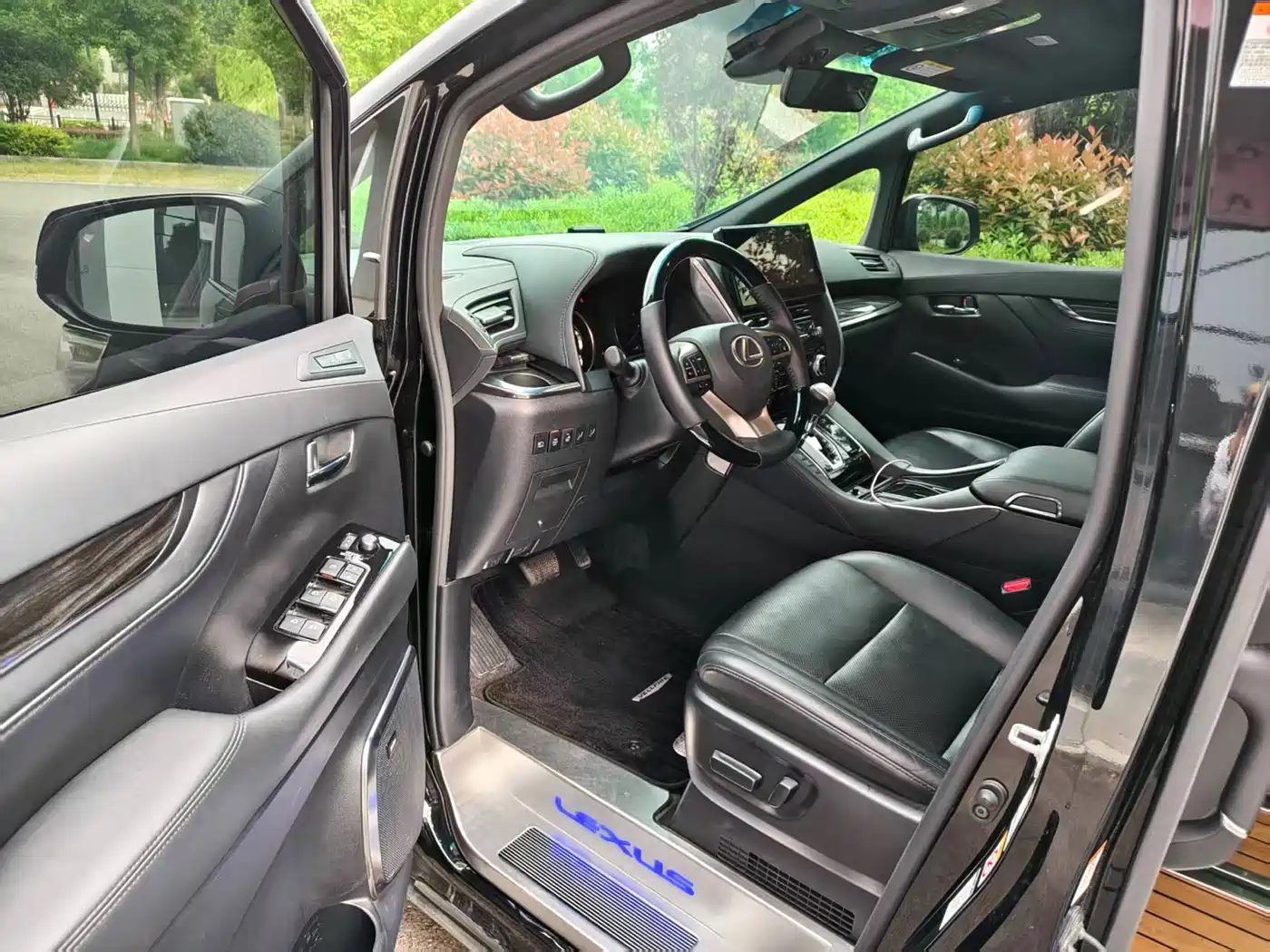 Toyota Vellfire 2019 Hybrid 2.5L HV Premium Edition фото 4