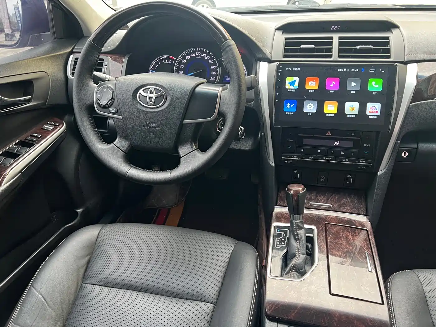 Toyota Camry 2016 2.0G 10th Anniversary Leading Edition фото 9