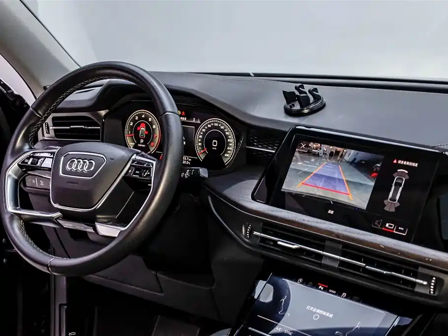 AUDI Q6
