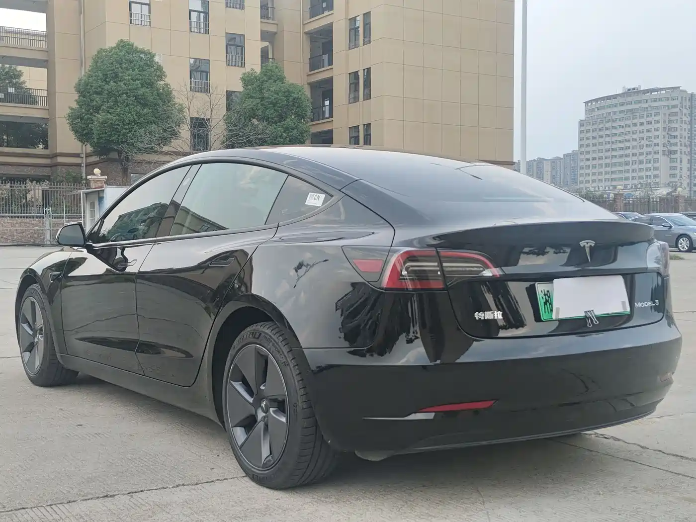 TESLA MODEL 3