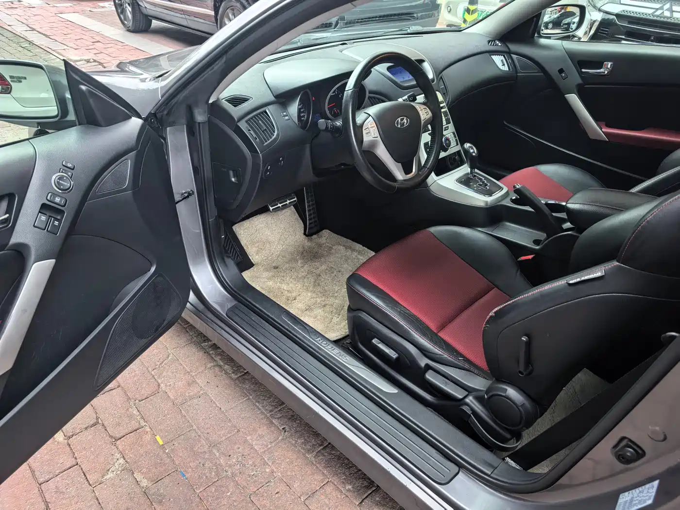 Hyundai Genesis Coupe 2009 2.0T Automatic Elegant Edition фото 7