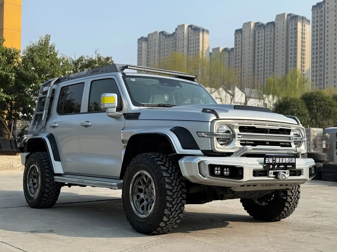 TANK CO CREATION TANK 300